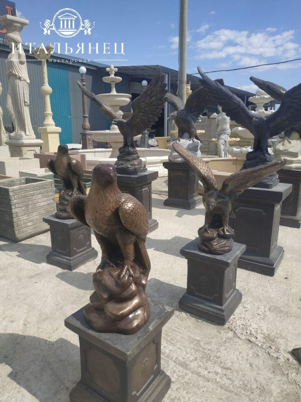 Скульптура сокол и скульптуры орлов
