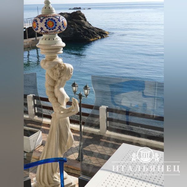 Скульптуры Девушка с рогом изобилия в мини-отеле «Рубинзон» в Крыму